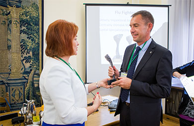 COMS LAUREATEM TYTUŁU FLU FIGHTER 